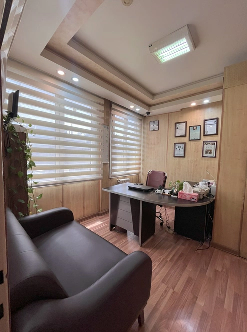 مشاوره با بیمار در اتاق معاینه